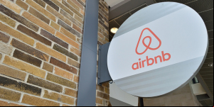 ¿Cuánta comisión cobra Airbnb?